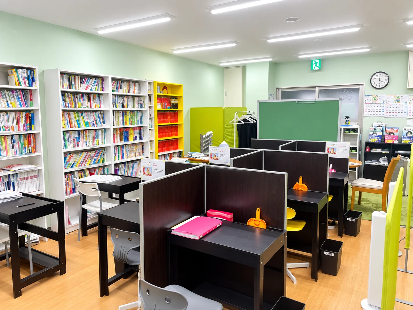 机の上に開いた問題集とノート、筆記用具が整えられた学習の手元